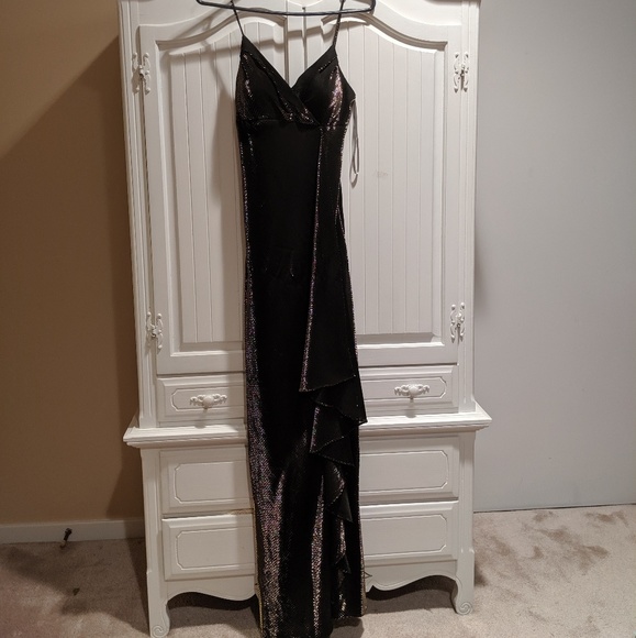 Black Gown - Picture 1 of 3